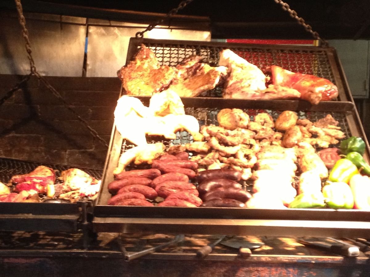 Carnes assadas na lenha numa parrilla uruguaia