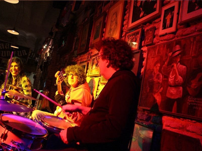Música ao vivo num bar histórico de Montevideo