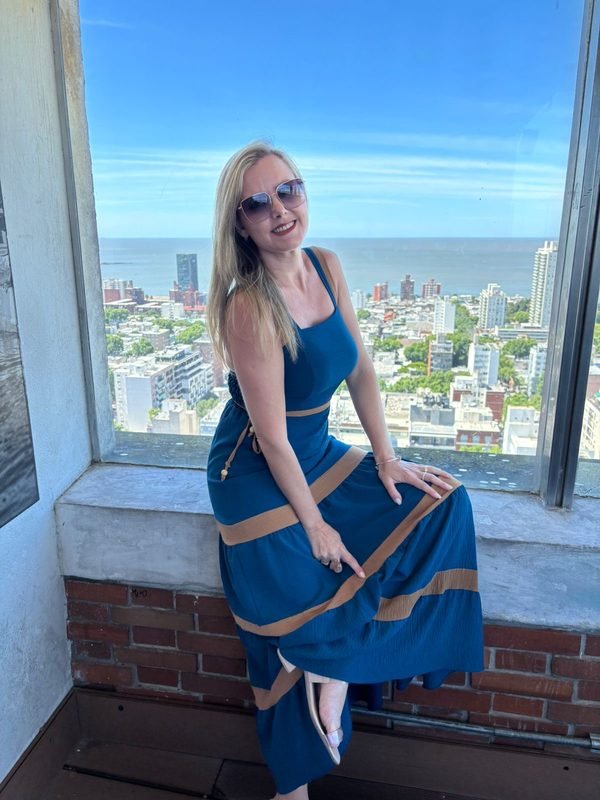 Nadya Nassur numa janela com vista para Montevideo