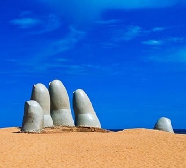 Passeios no Uruguai: escultura La Mano, em Punta del Este