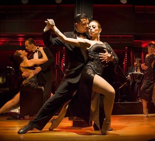Passeios no Uruguai: casal dançando num show de tango em Montevideo
