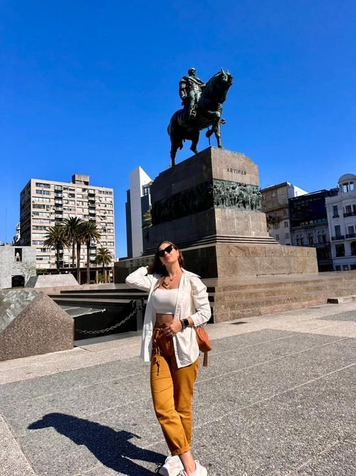 Tayse Campolina na Plaza Independencia, em Montevideo